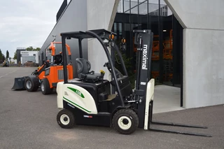 Maximal 1.8T -Elektrisch-A model (cream) -Triplex 4.8m - Side Shift
